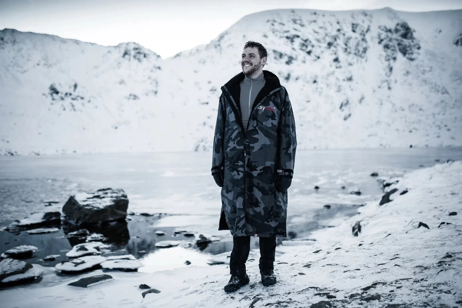 Dryrobe Advance Long Sleeve Black Camouflage - RECYCLED 8 Dryrobe Advance Long Sleeve Black Camouflage - RECYCLED - Image 8