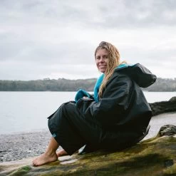 Dryrobe Advance Long Sleeve BLACK BLUE - RECYCLED -Sports Outdoor Store LS DA BB Katy TheraSea 27 2024x2024 d7c47d00 2cc8 4237 8677 5a6f5e71e57c