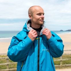 Osprey Unisex Changing Robe Teal -Sports Outdoor Store su4052 56 changing robe lifestyle 1