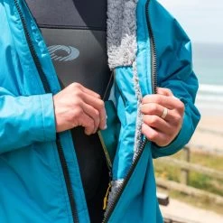 Osprey Unisex Changing Robe Teal -Sports Outdoor Store su4052 56 changing robe lifestyle 2